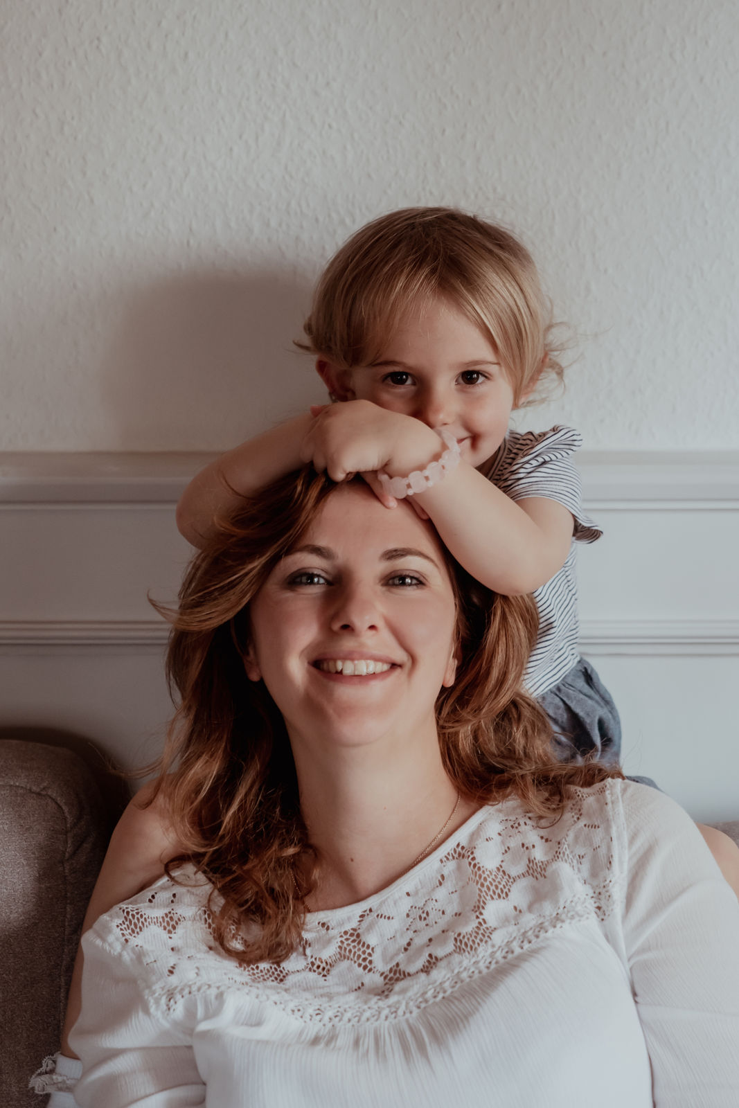 Julia mit Kind — warmer, lachender Moment